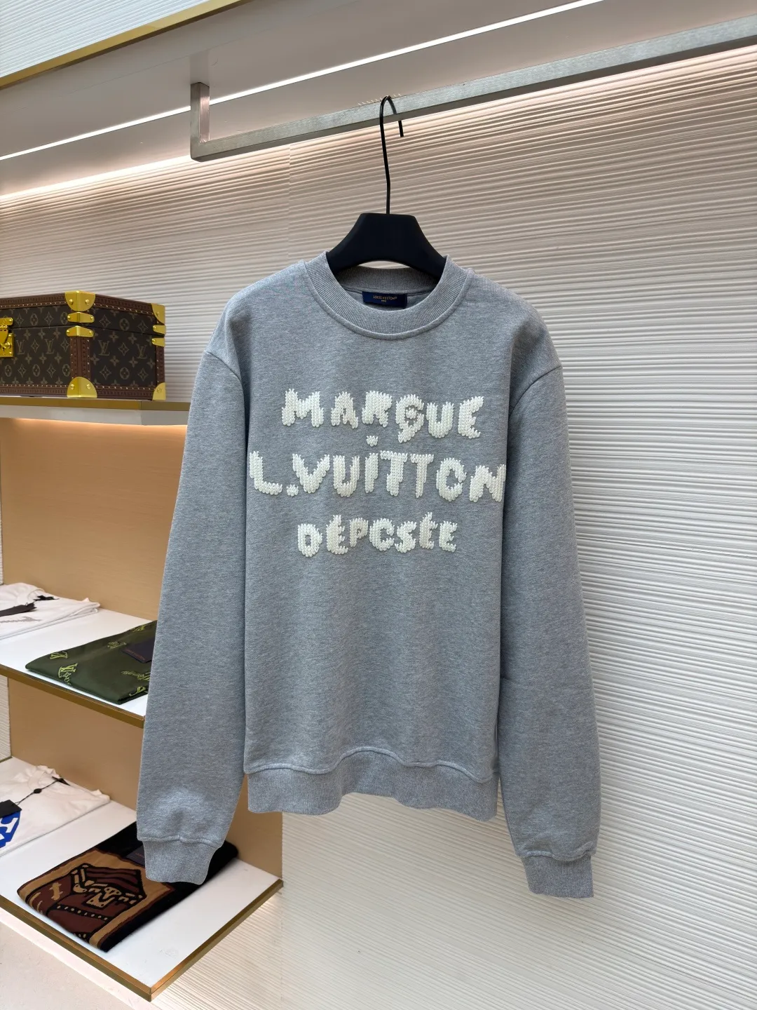 LOUIS VUITTON embroidered hook-and-loop letter sweatshirt ●Authentic product: 11300 purchased and developed ●Item number: 1680685-A85 ●Fabric: pure cotton fabric ●Technology: embroidered hook-and-loop pattern production ●Version: fitted version ●Weight: about 600 grams ●Size: XS-S-M-L ●Description: Made of customized YB native cotton fabric, soft and breathable, comfortable and stylish to wear. The oversized loose fit is combined with the round neck pullover sweatshirt cut to create a classic casual style. The fabric has been specially treated to maintain the skin-friendly properties of cotton and improve the overall crispness. Thick line embroidery is used on the front and back to present the brand logo. The iconic LV monogram is outlined in fine embroidery on the chest, while Marque L.Vuitton Déposée is fully embroidered on the back. The embroidery lines are full and three-dimensional, creating a realistic hand-woven visual effect through unique knitting techniques. Every embroidery detail is strictly controlled to ensure that the stitches are even and fine, and the pattern is clear and delicate. The overall wiring is straight and delicate, the fabric is comfortable and soft, and the color is consistent without color difference. It can be matched with the same style to create a fashionable look and control various occasions. Customized accessories, complete with three standards, same style for men and women!